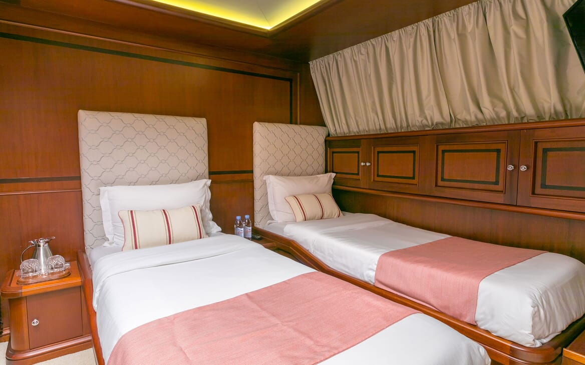 Motor yacht MIRAGGIO twin stateroom