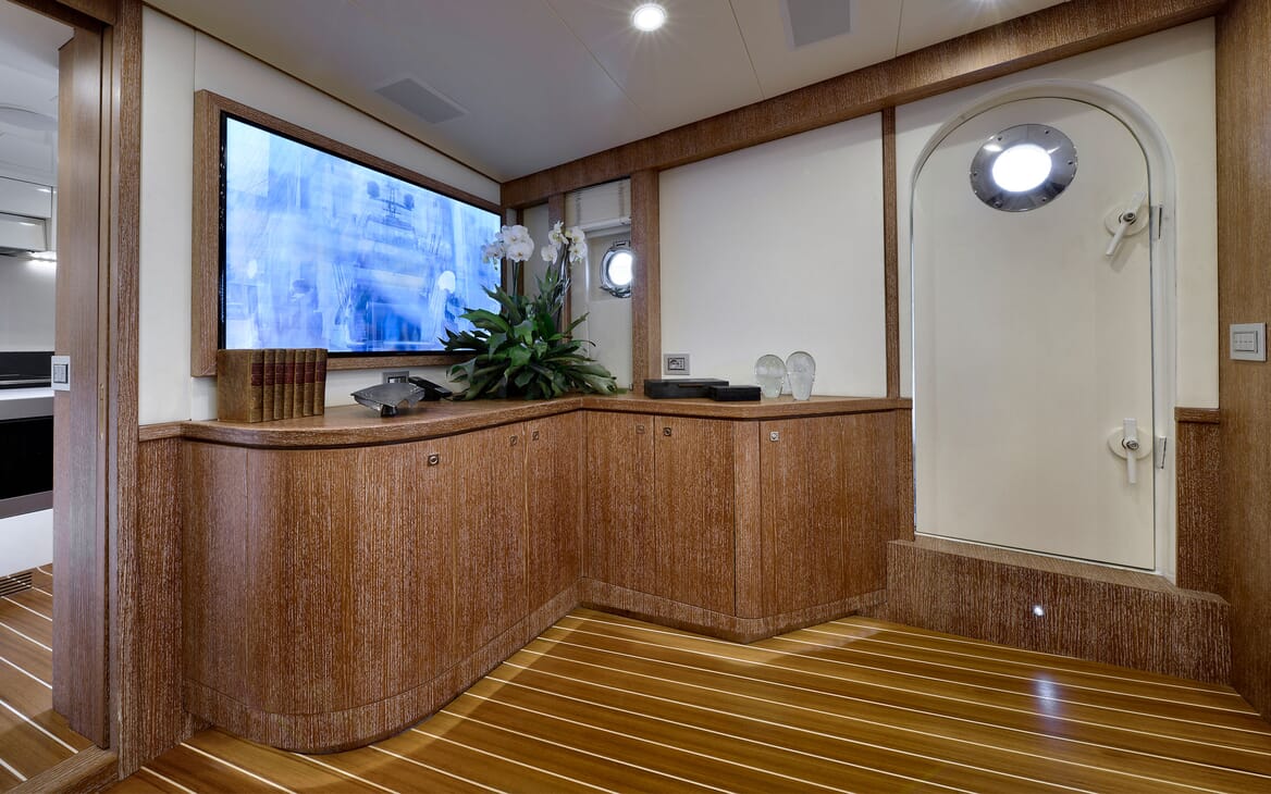Motor Yacht Bully interior