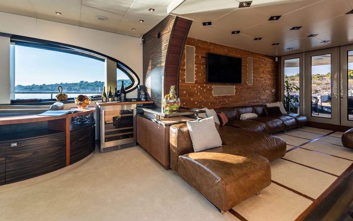 Motor Yacht ONE BLUE Main Deck Salon Seating