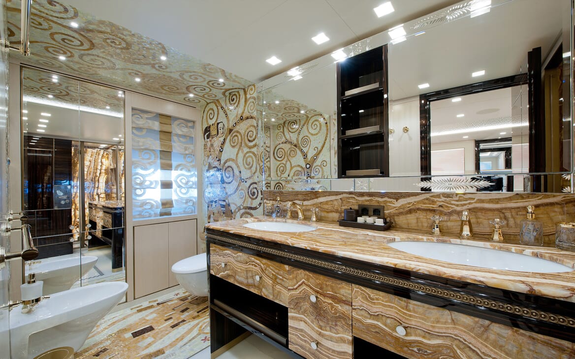 Motor Yacht Scorpion washroom