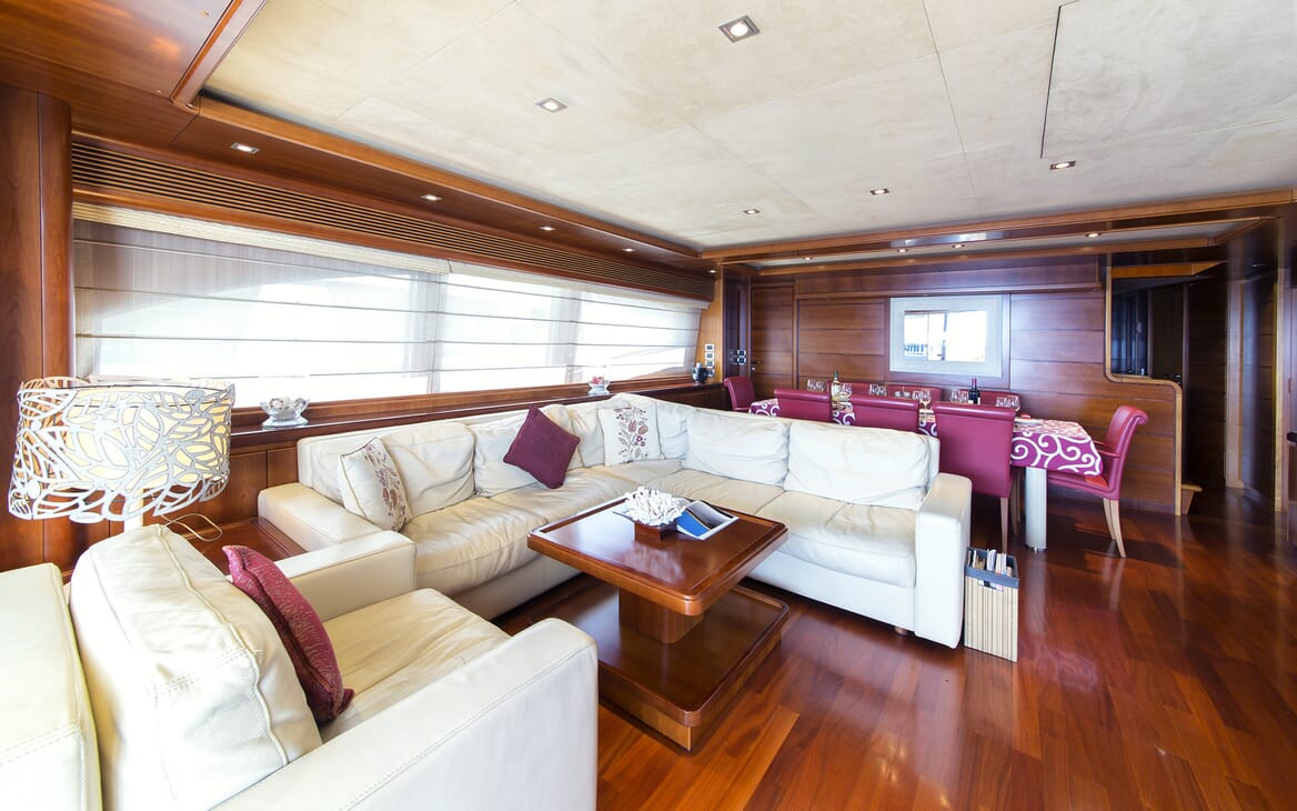 Motor Yacht Anne Marie aloon