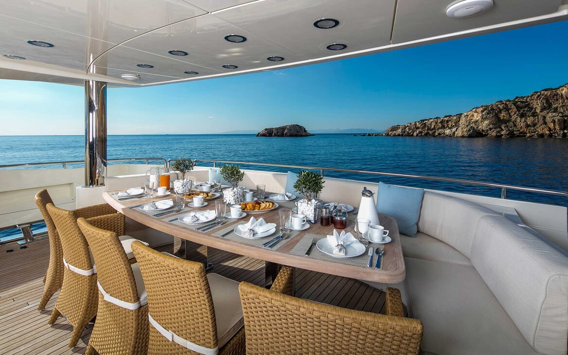 Motor Yacht Rini al fresco dining