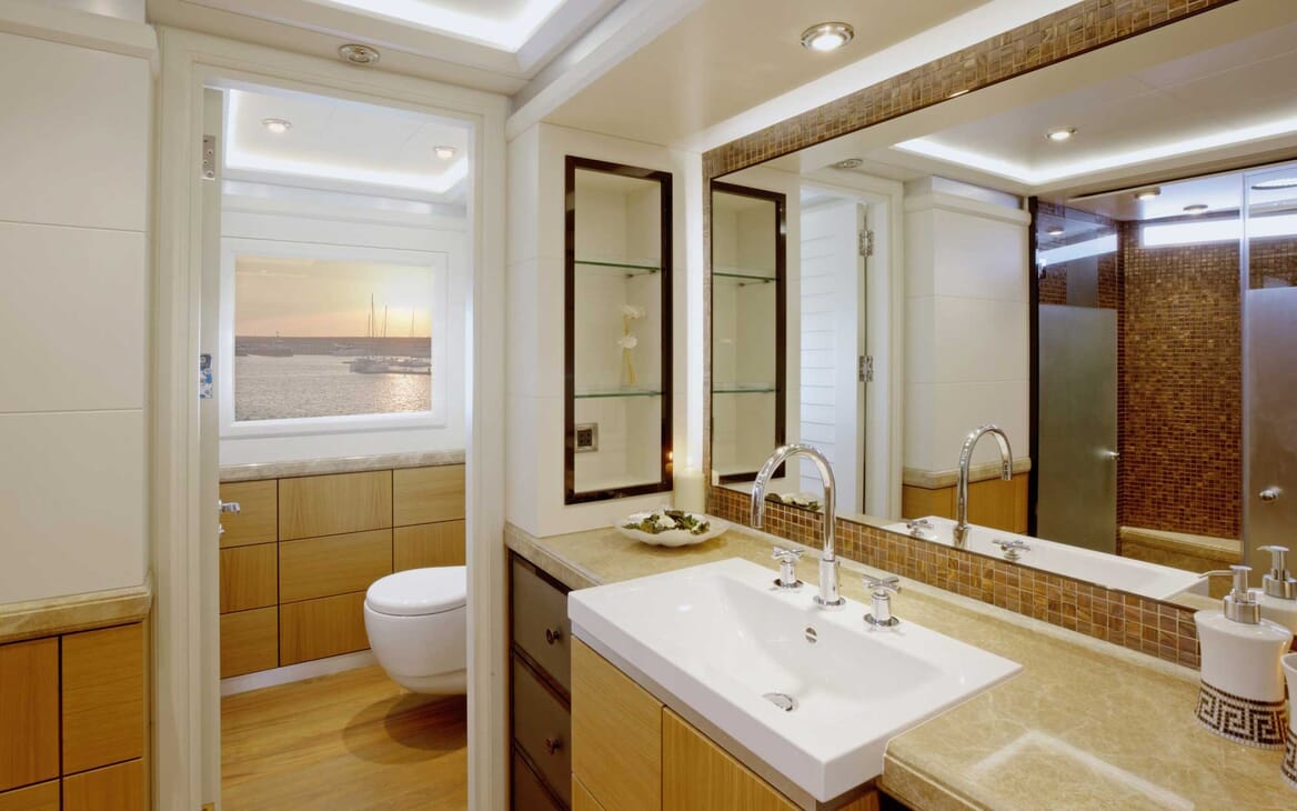 Motor Yacht Quaranta bathroom