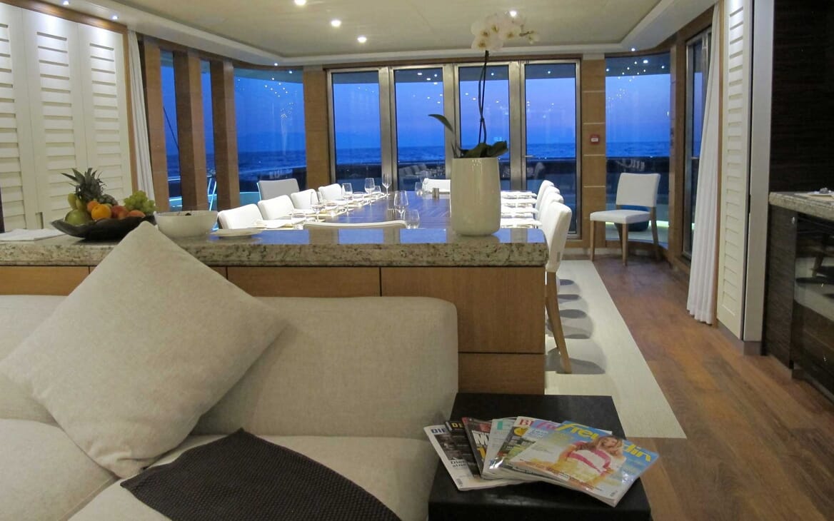 Motor Yacht Quaranta saloon