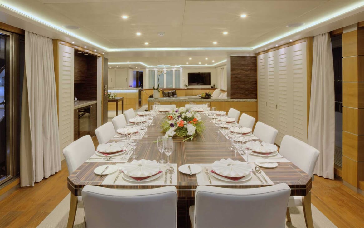 Motor Yacht Quaranta dining