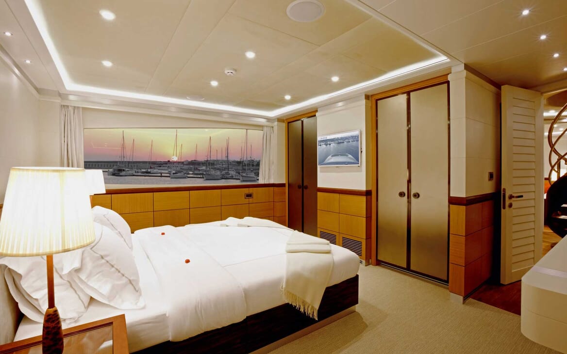 Motor Yacht Quaranta guest cabin