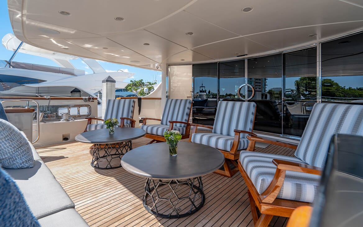 Motor Yacht LOVEBUG Main Aft Deck Seating