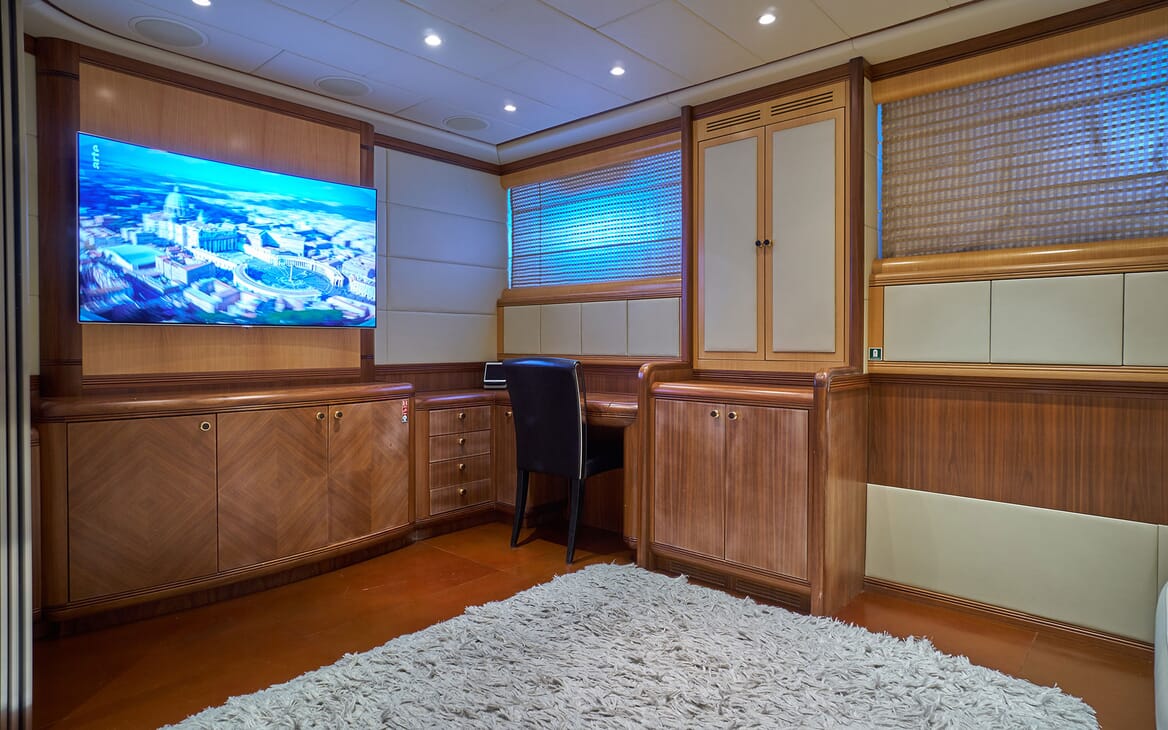 Motor Yacht SHANE Desk and TV