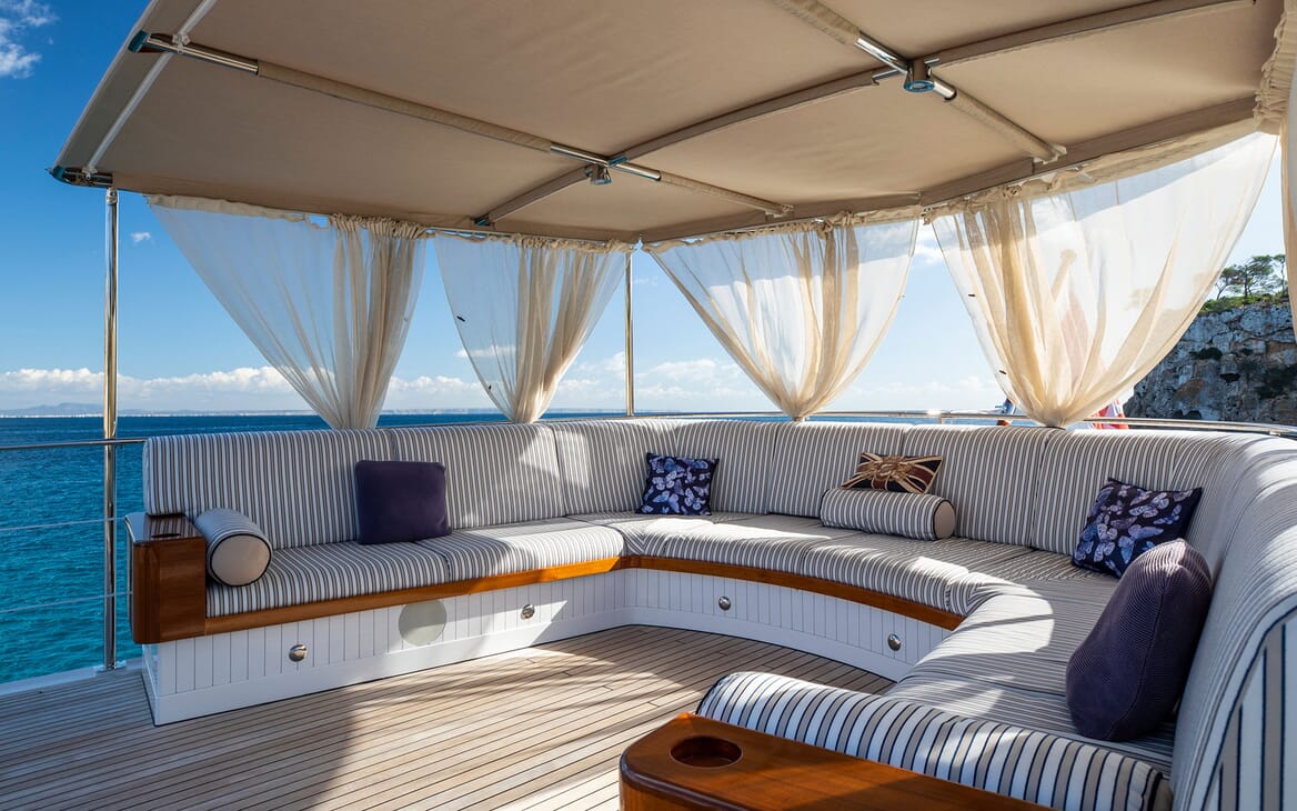 Motor Yacht ODYSSEY III Sun Deck Seating