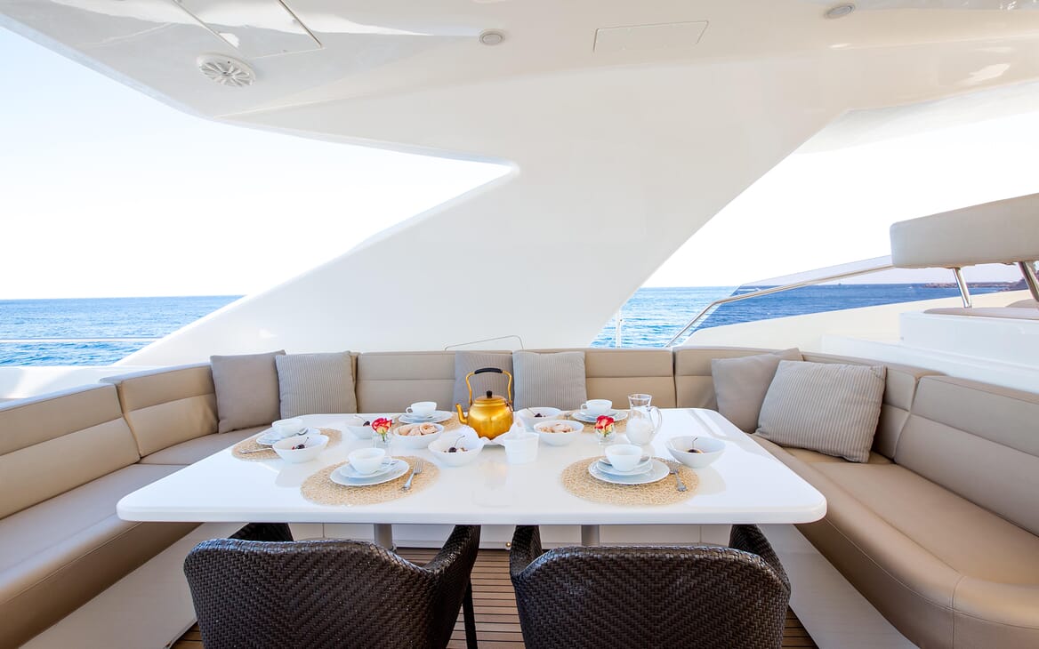 Motor Yacht Robusto Sun Deck Dining