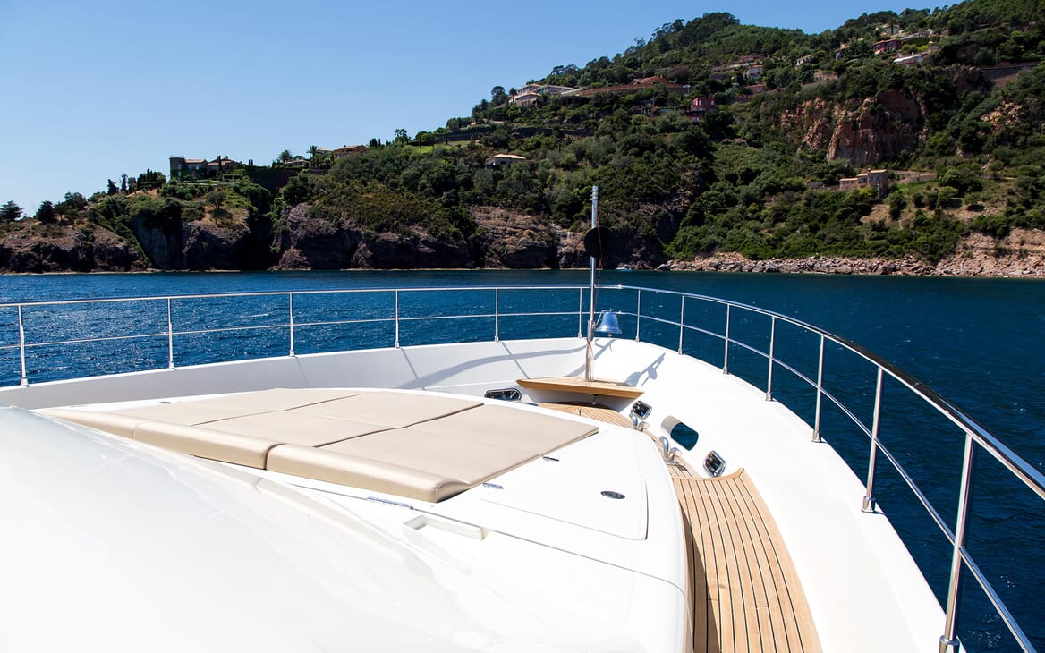 Motor Yacht Robusto Bow