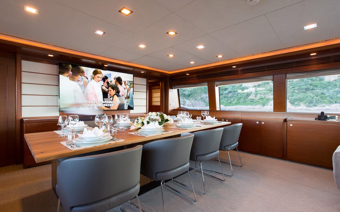 Motor Yacht Robusto Dining Table
