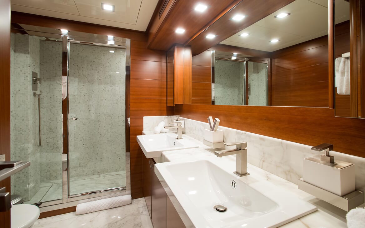 Motor Yacht Robusto Master Bathroom