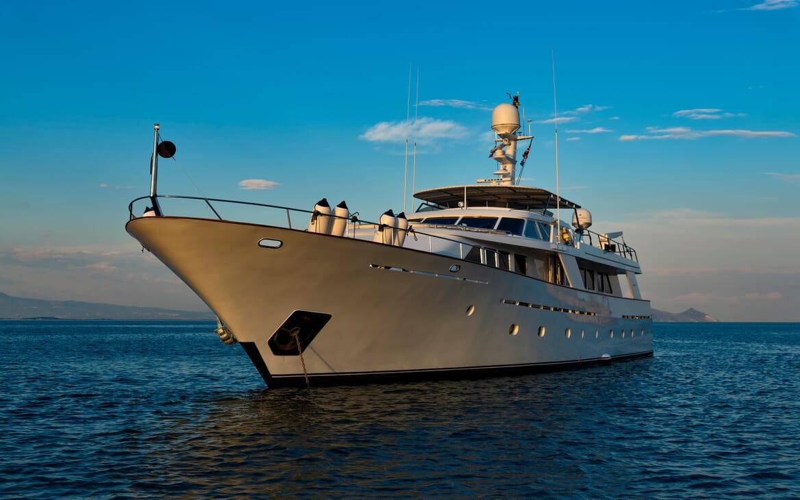 Motor Yacht Nightflower bow shot