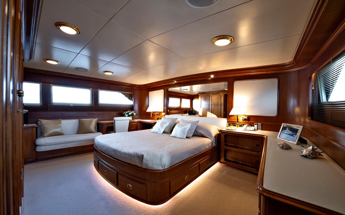 Motor Yacht Nightflower master cabin
