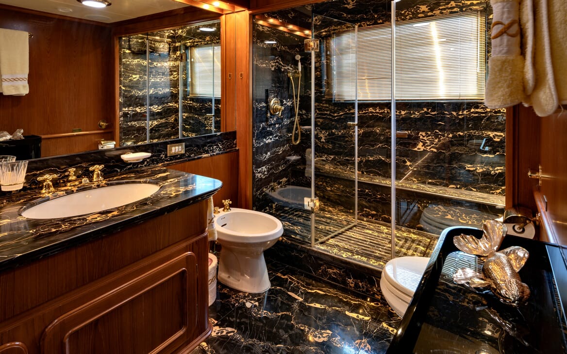 Motor Yacht Nightflower bathroom