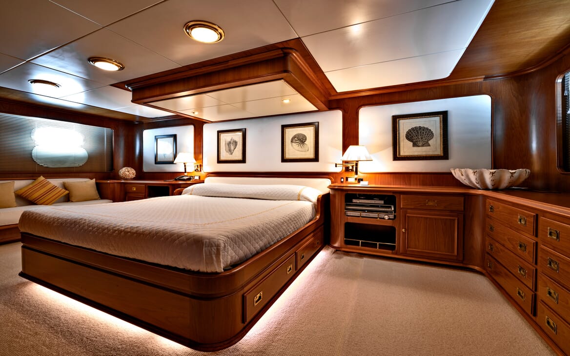 Motor Yacht Nightflower guest cabin