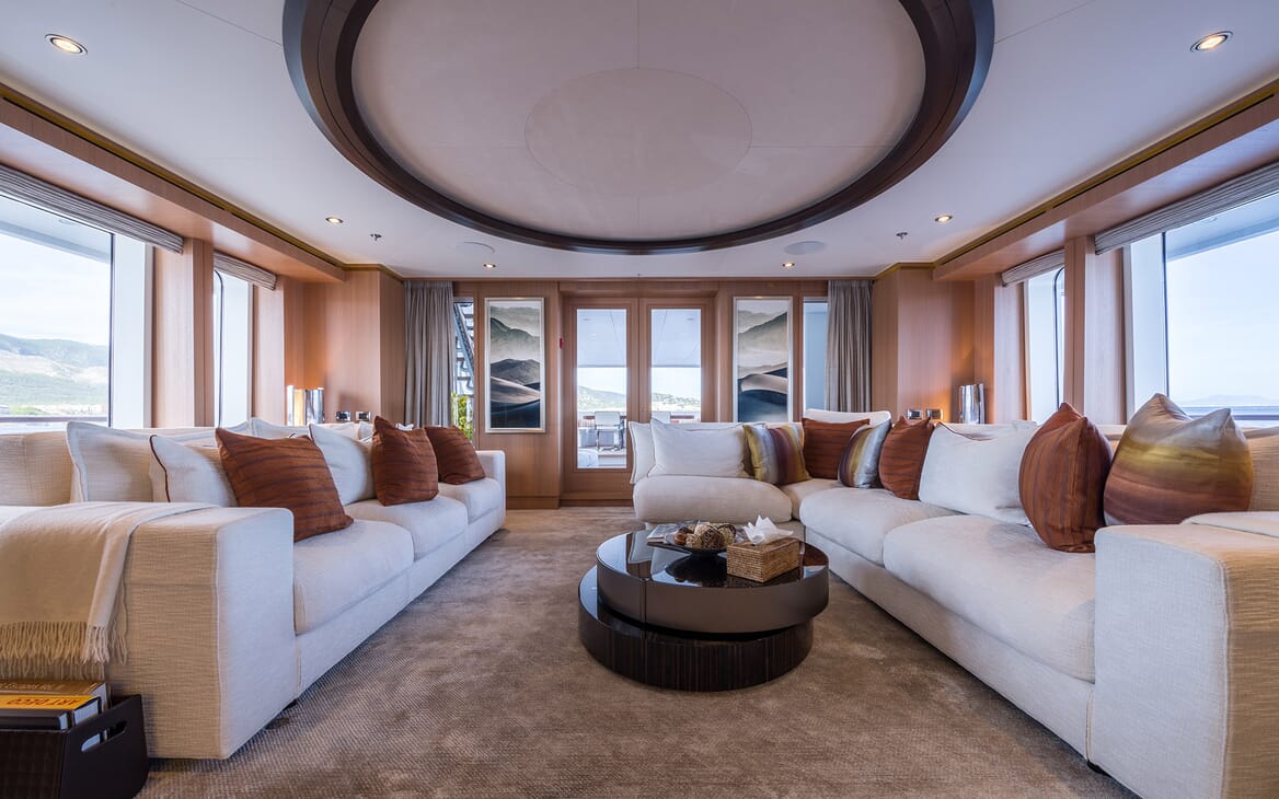 Motor Yacht Go saloon