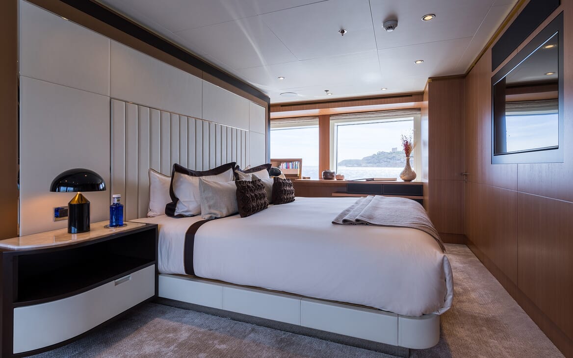 Motor Yacht Go master cabin