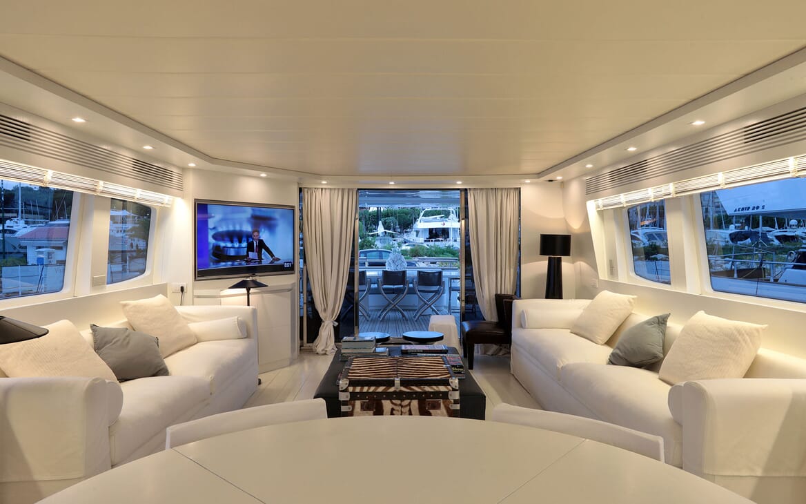 Motor Yacht Nikca guest cabin
