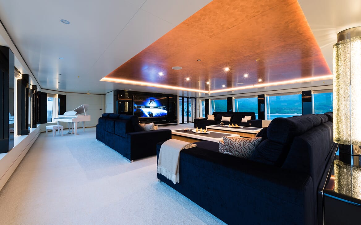 Motor Yacht Quaranta saloon