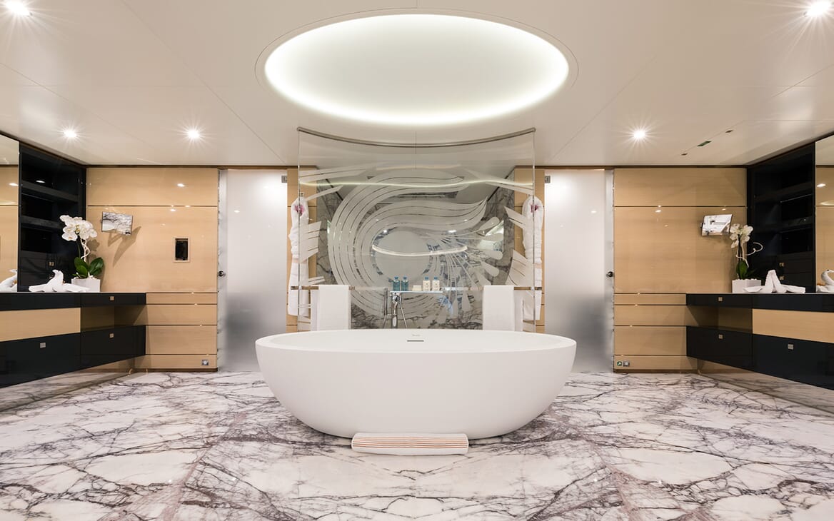 Motor Yacht Quaranta master bathroom