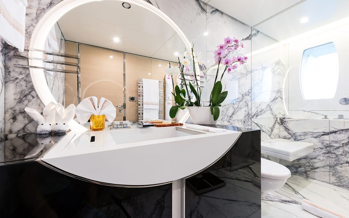 Motor Yacht Quaranta guest bathroom