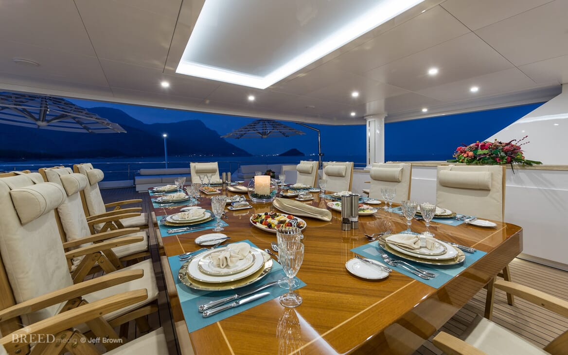 Motor Yacht Quaranta al fresco dining