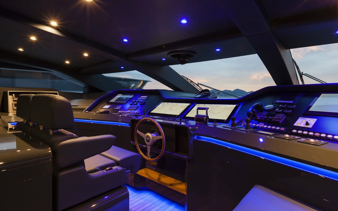 Motor Yacht Flying Dagger bridge