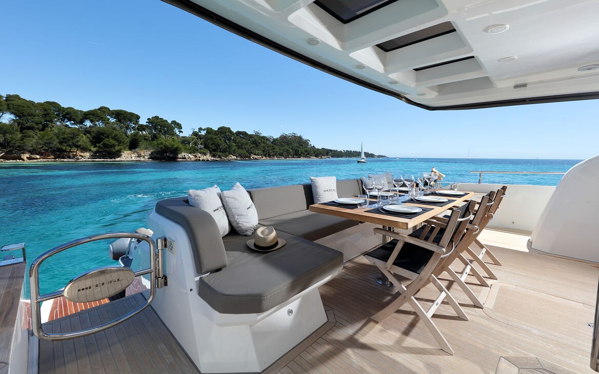 Motor Yacht SUMMER BREEZE Aft Deck Dining Table