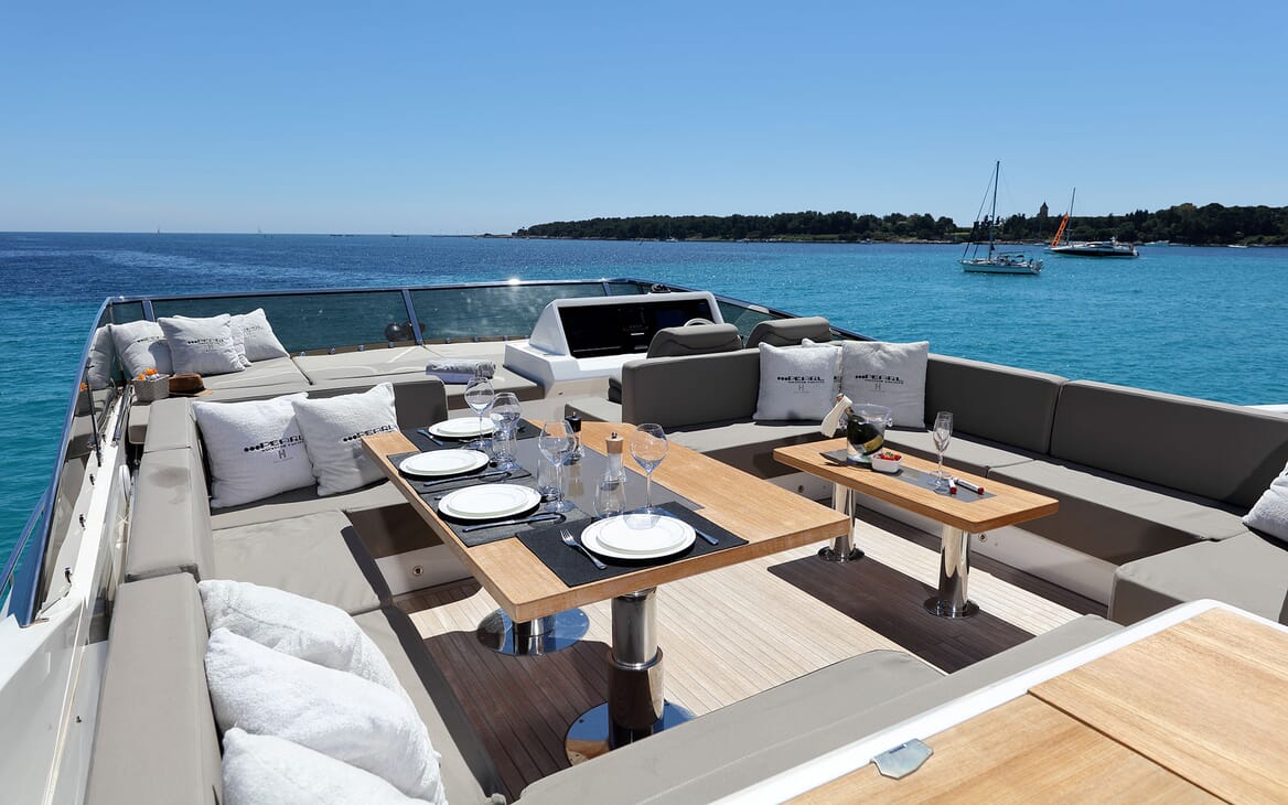 Motor Yacht SUMMER BREEZE Sun Deck Al Fresco Dining