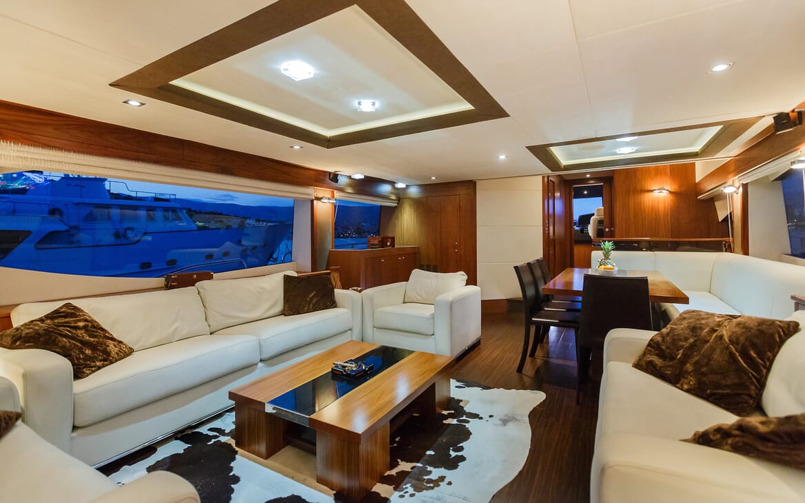 Motor Yacht The Best Way Main Saloon