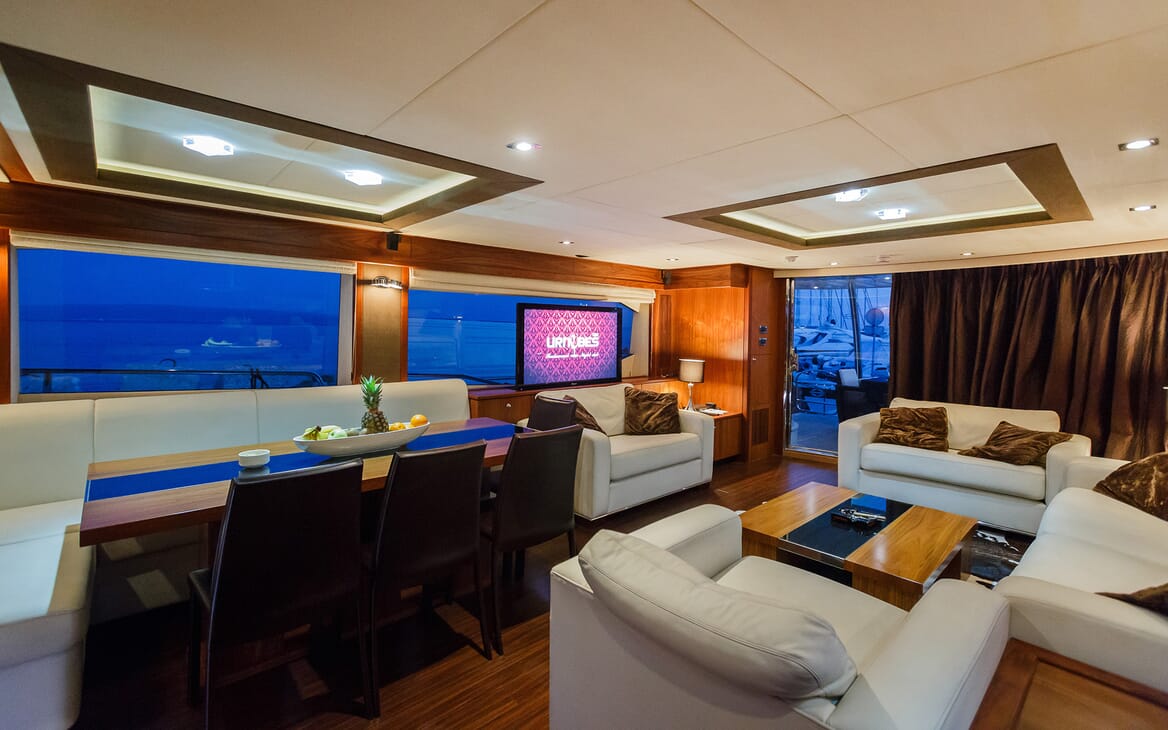 Motor Yacht The Best Way Dining Table and Lounge