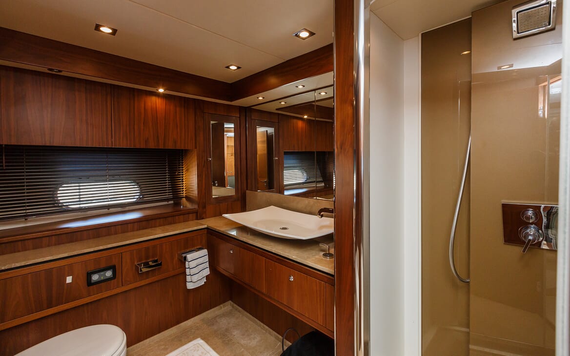 Motor Yacht The Best Way Bathroom