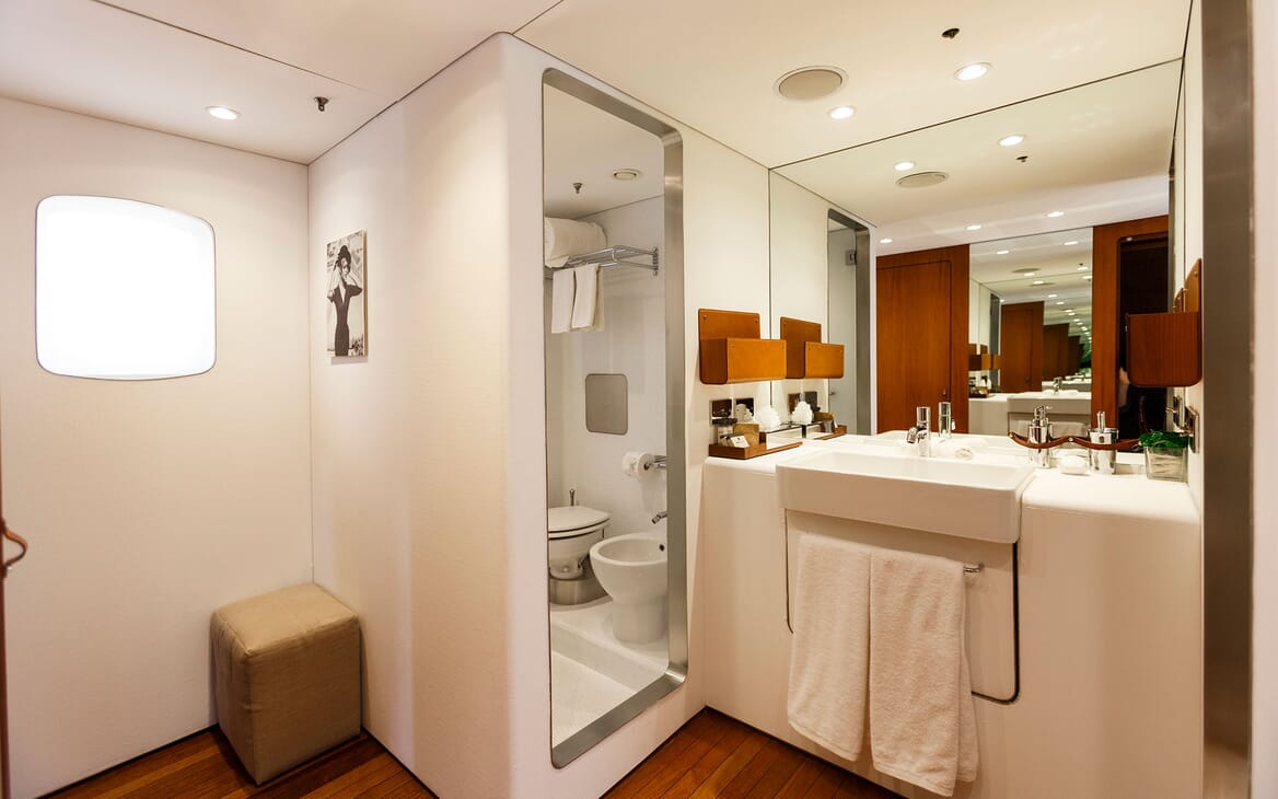 Motor Yacht DIONEA Guest Bathroom
