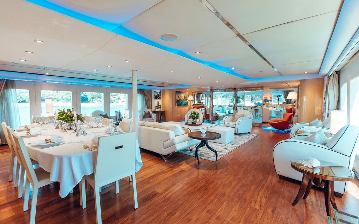 Motor Yacht Tango living area