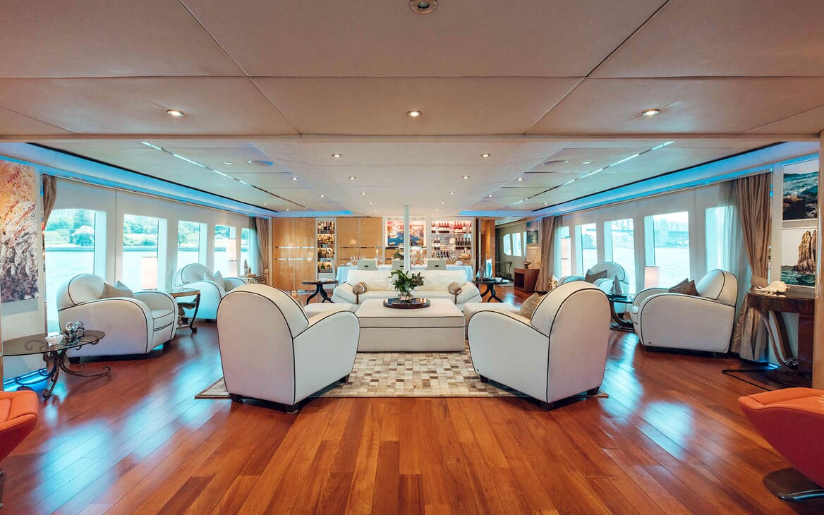 Motor Yacht Tango saloon