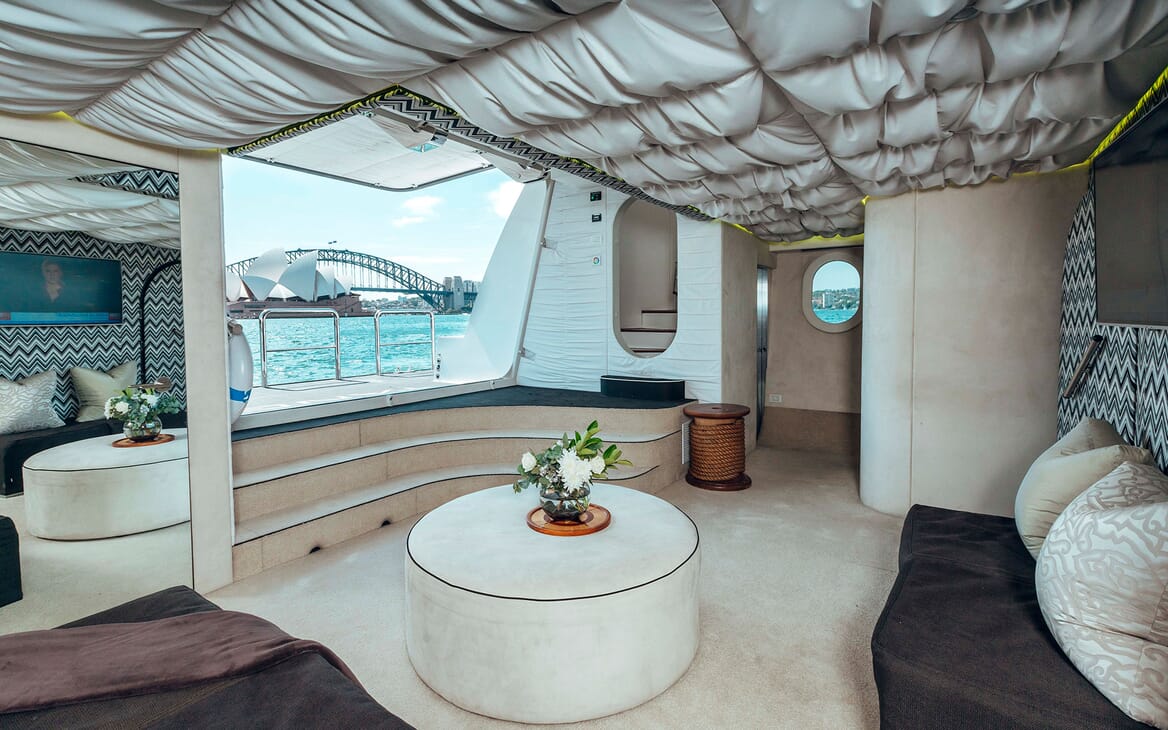 Motor Yacht Tango salon