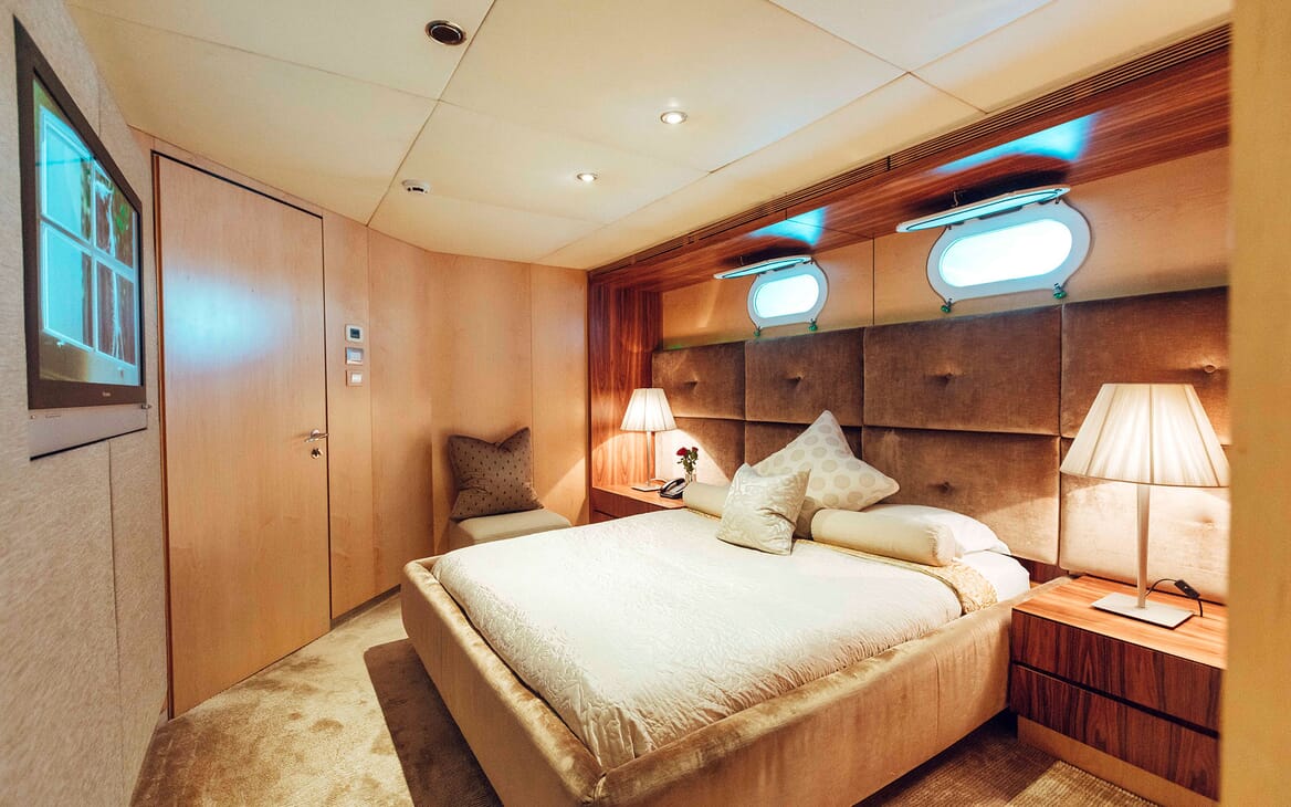 Motor Yacht Tango guest cabin