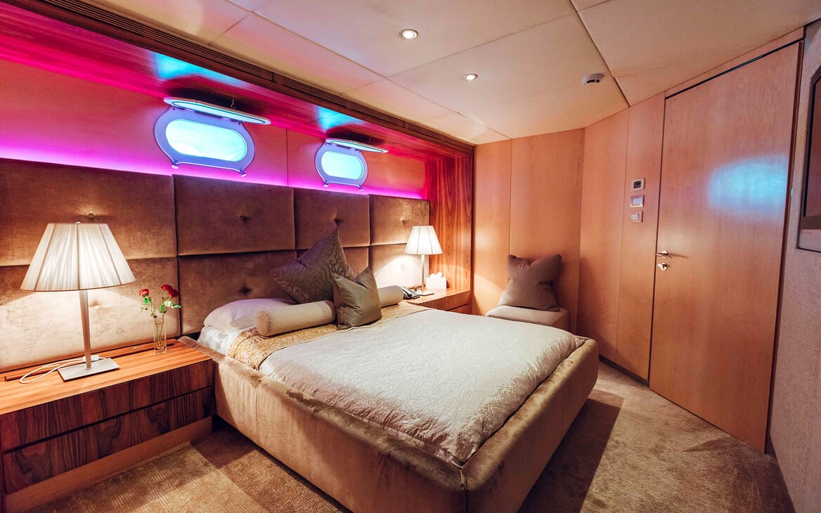 Motor Yacht Tango VIP cabin