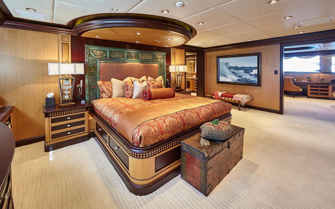 Motor Yacht COCOA BEAN Master Stateroom Bed