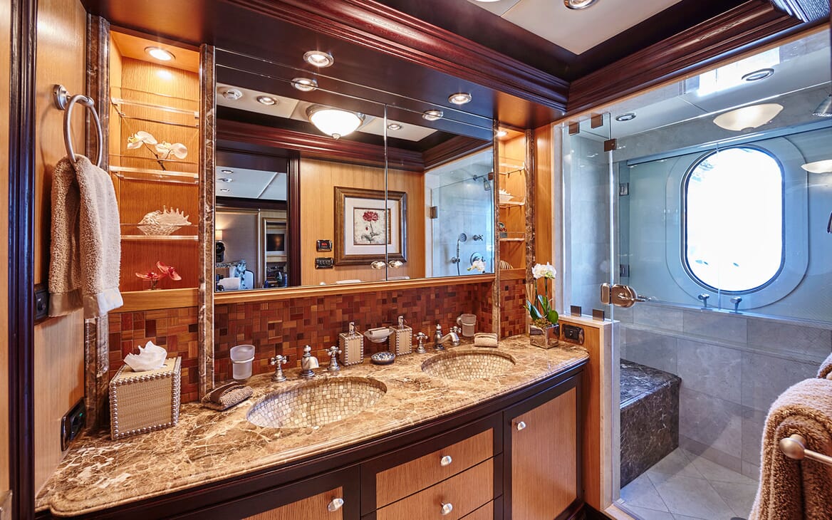 Motor Yacht COCOA BEAN Guest Washroom