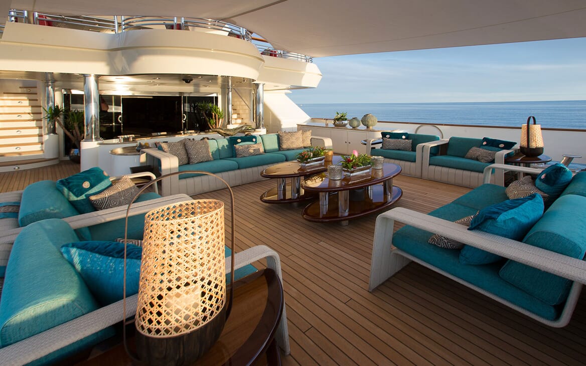 Motor Yacht COCOA BEAN Main Aft Deck Seating