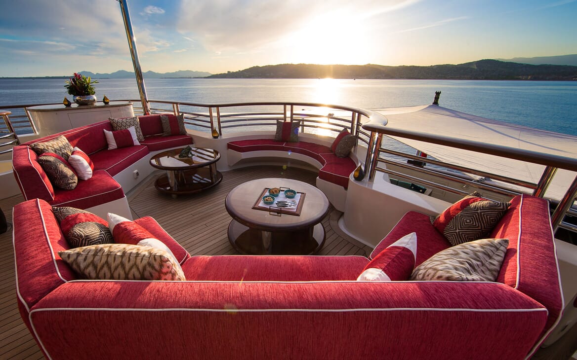 Motor Yacht COCOA BEAN Upper Aft Deck Seating