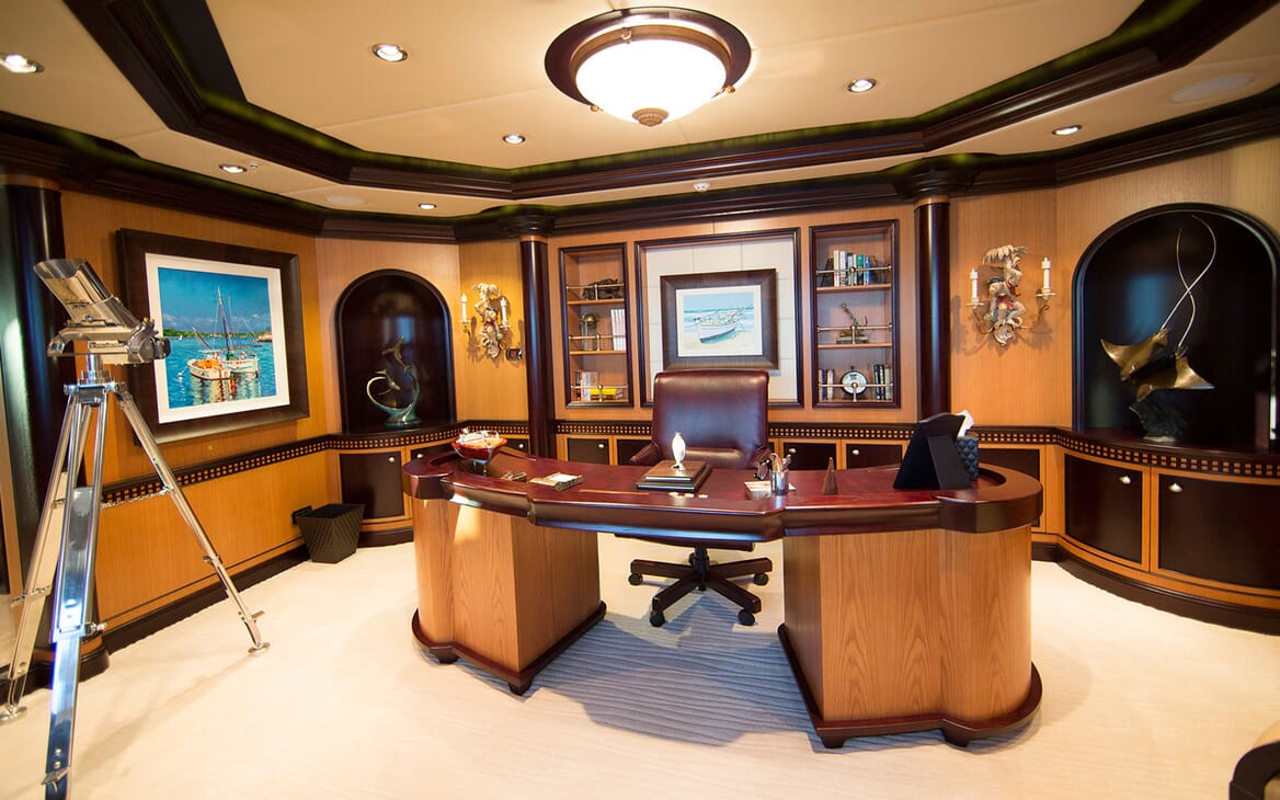 Motor Yacht COCOA BEAN Master Stateroom Office