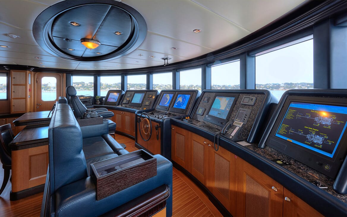 Motor Yacht COCOA BEAN Bridge Wheelhouse