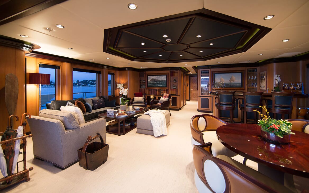 Motor Yacht COCOA BEAN Upper Deck Stateroom