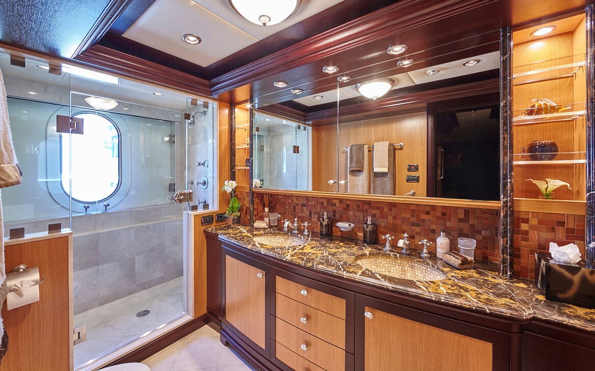 Motor Yacht COCOA BEAN Guest Bathroom