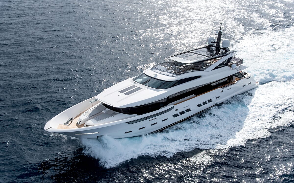 Motor yacht SOULMATE exterior running shot
