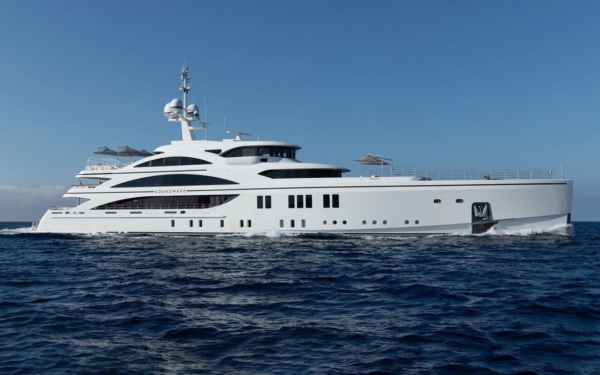 Motor Yacht 11.11 Profile Underway